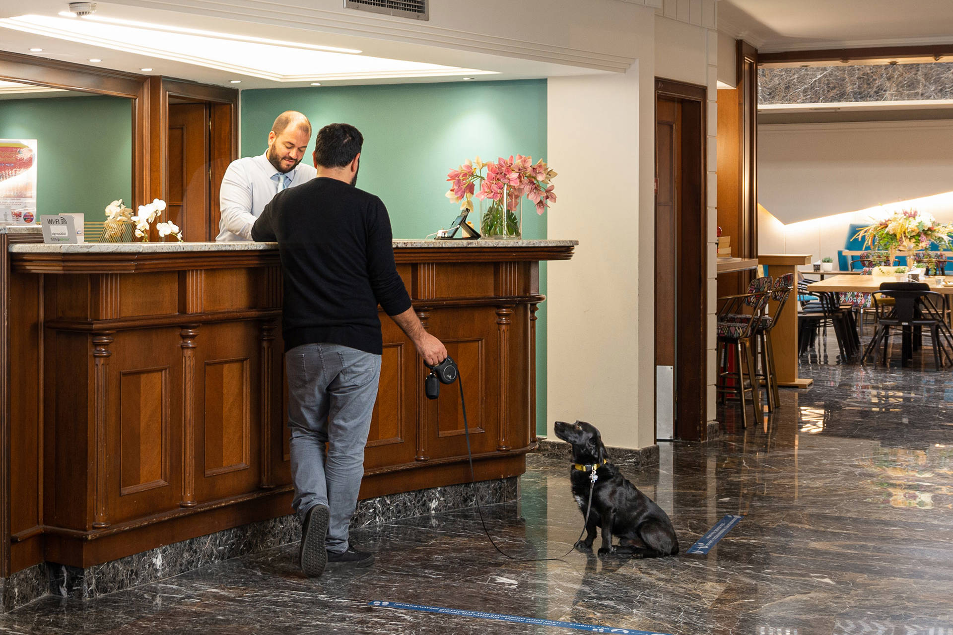 
El Greco Hotel Thessaloniki reception with pet and pet owner