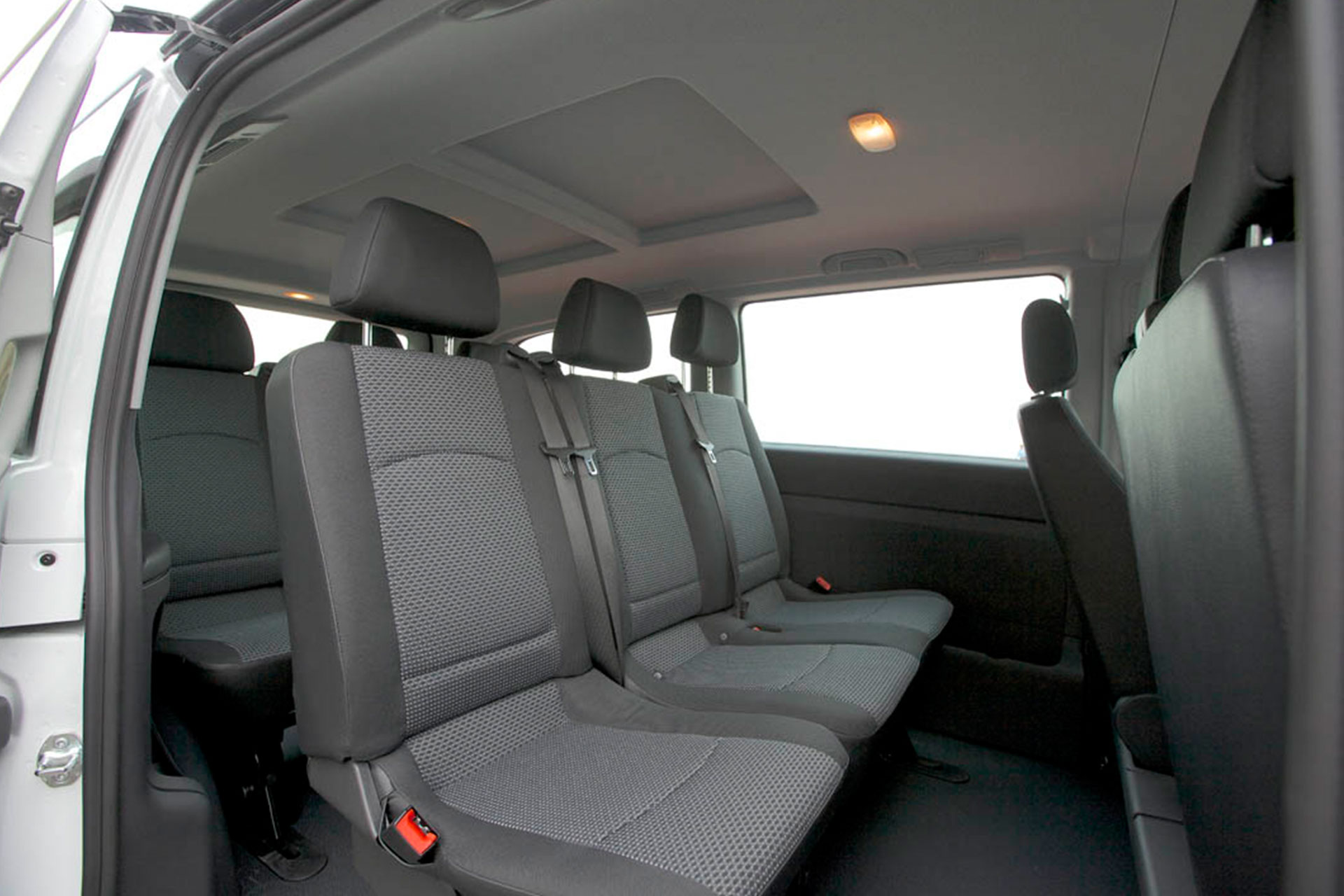 
El Greco Hotel Thessaloniki Vip Μεταφορά minibus πίσω καθίσματα