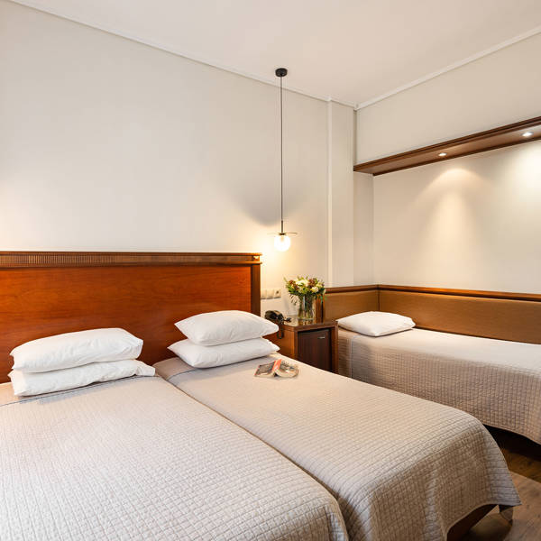 El Greco Hotel Thessaloniki Τρίκλινο Δωμάτιο με 2 μονά κρεβάτια και μονό κρεβάτι