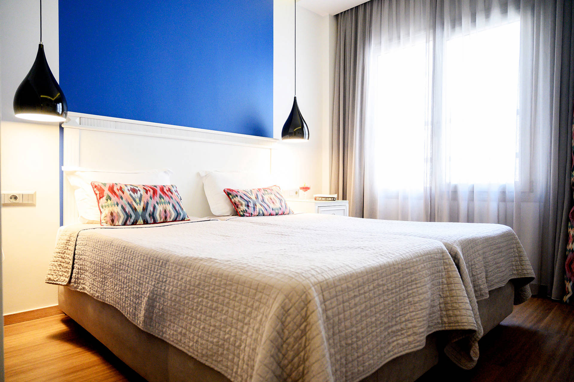 
El Greco Hotel Thessaloniki Οικογενειακό Δωμάτιο με δύο μονά κρεβάτια με δύο φωτιστικά
