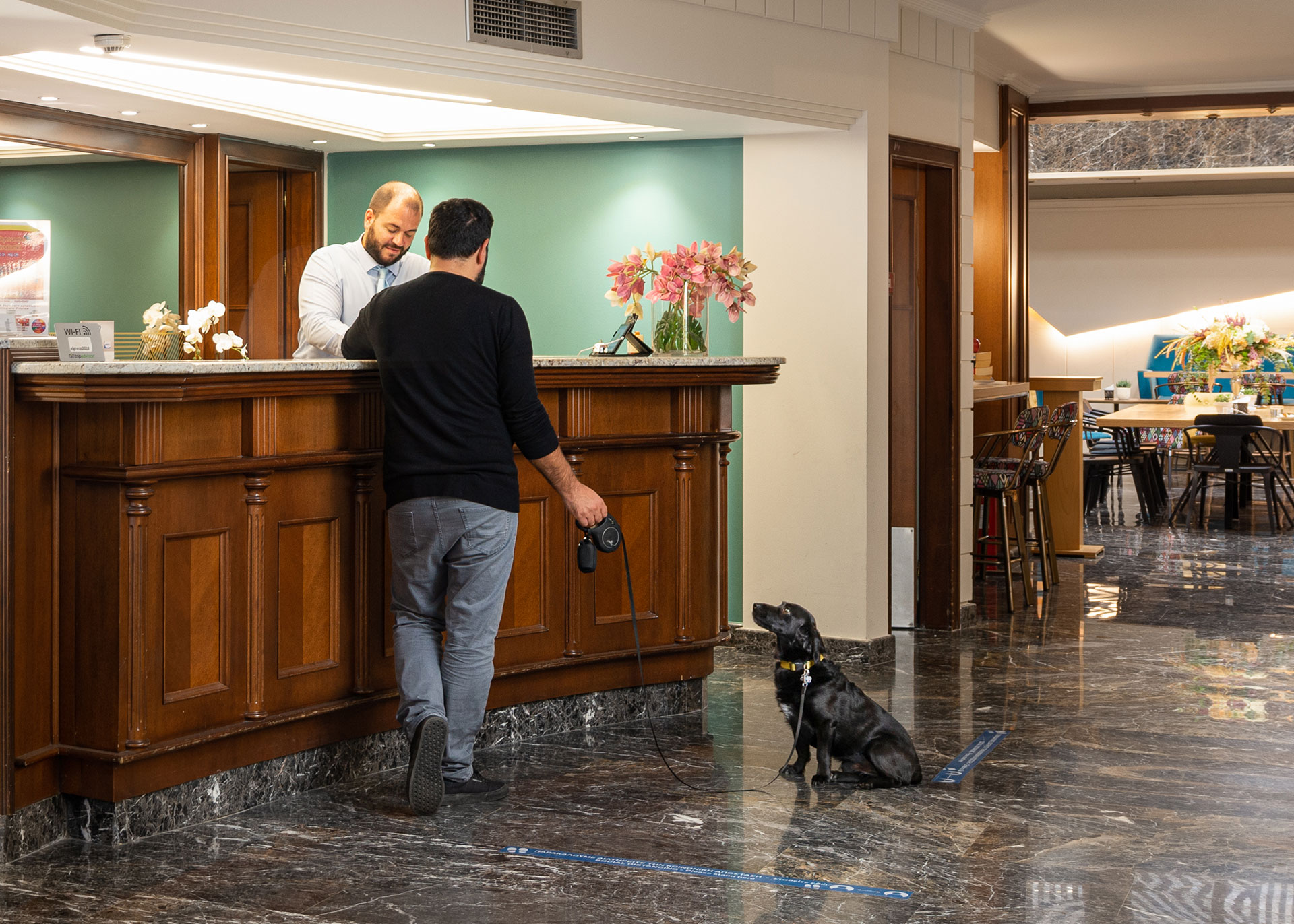 
El Greco Hotel Thessaloniki reception with pet and pet owner