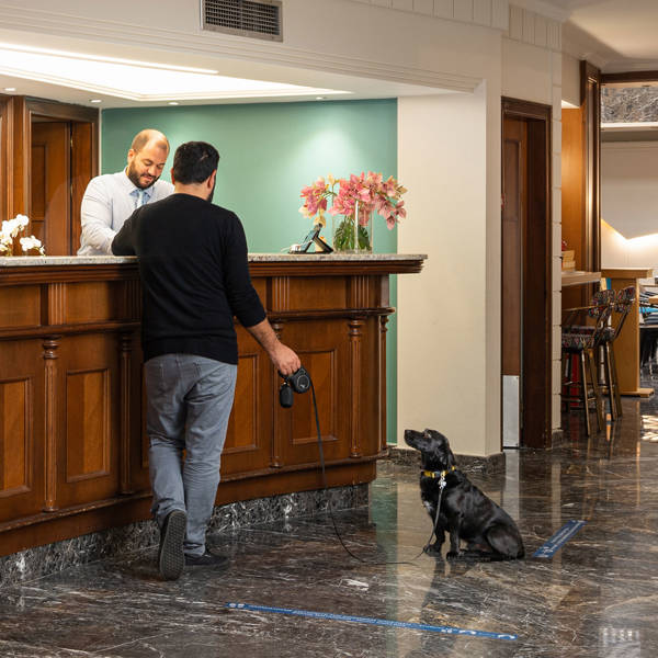
El Greco Hotel Thessaloniki reception with pet and pet owner