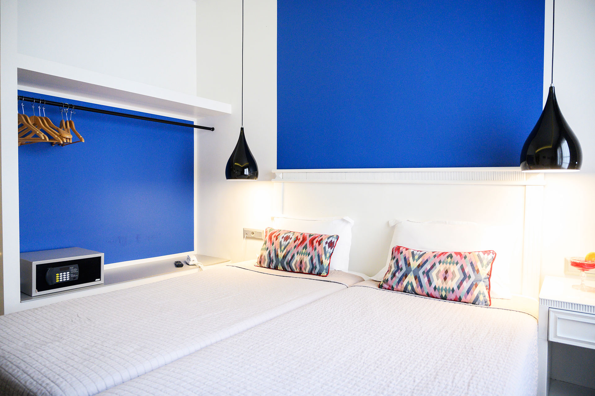 
El Greco Hotel Thessaloniki Twin bed with two lamps