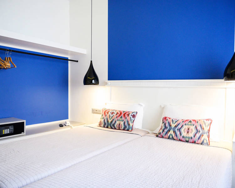 El Greco Hotel Thessaloniki 2 μονά κρεβάτια με δύο φωτιστικά