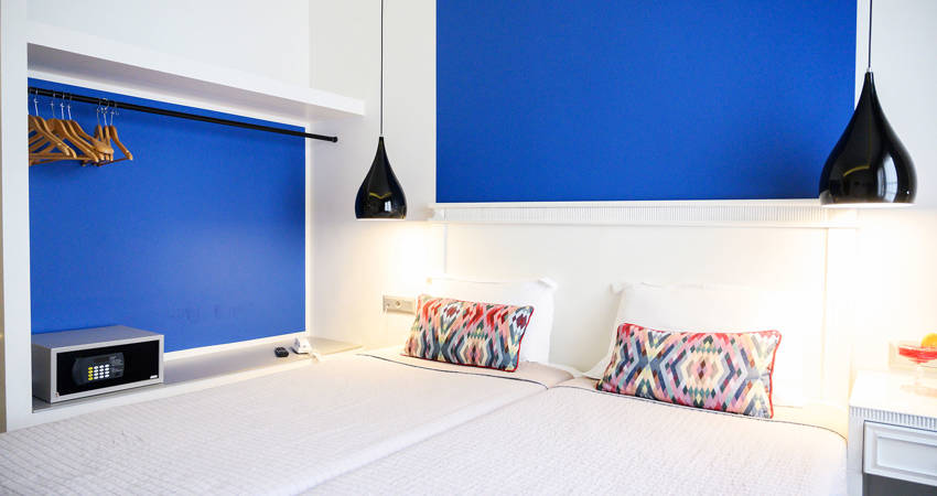 
El Greco Hotel Thessaloniki Twin bed with two lamps
