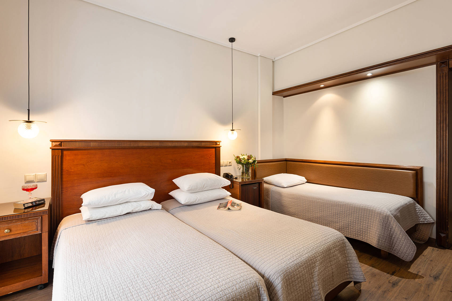 
El Greco Hotel Thessaloniki Τρίκλινο Δωμάτιο με 2 μονά κρεβάτια και μονό κρεβάτι