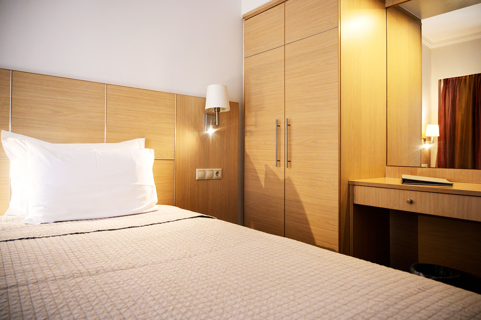 
El Greco Hotel Thessaloniki Single Room bed and closet