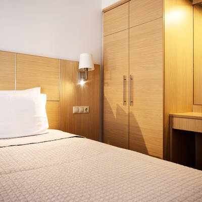 
El Greco Hotel Thessaloniki Single Room bed and closet