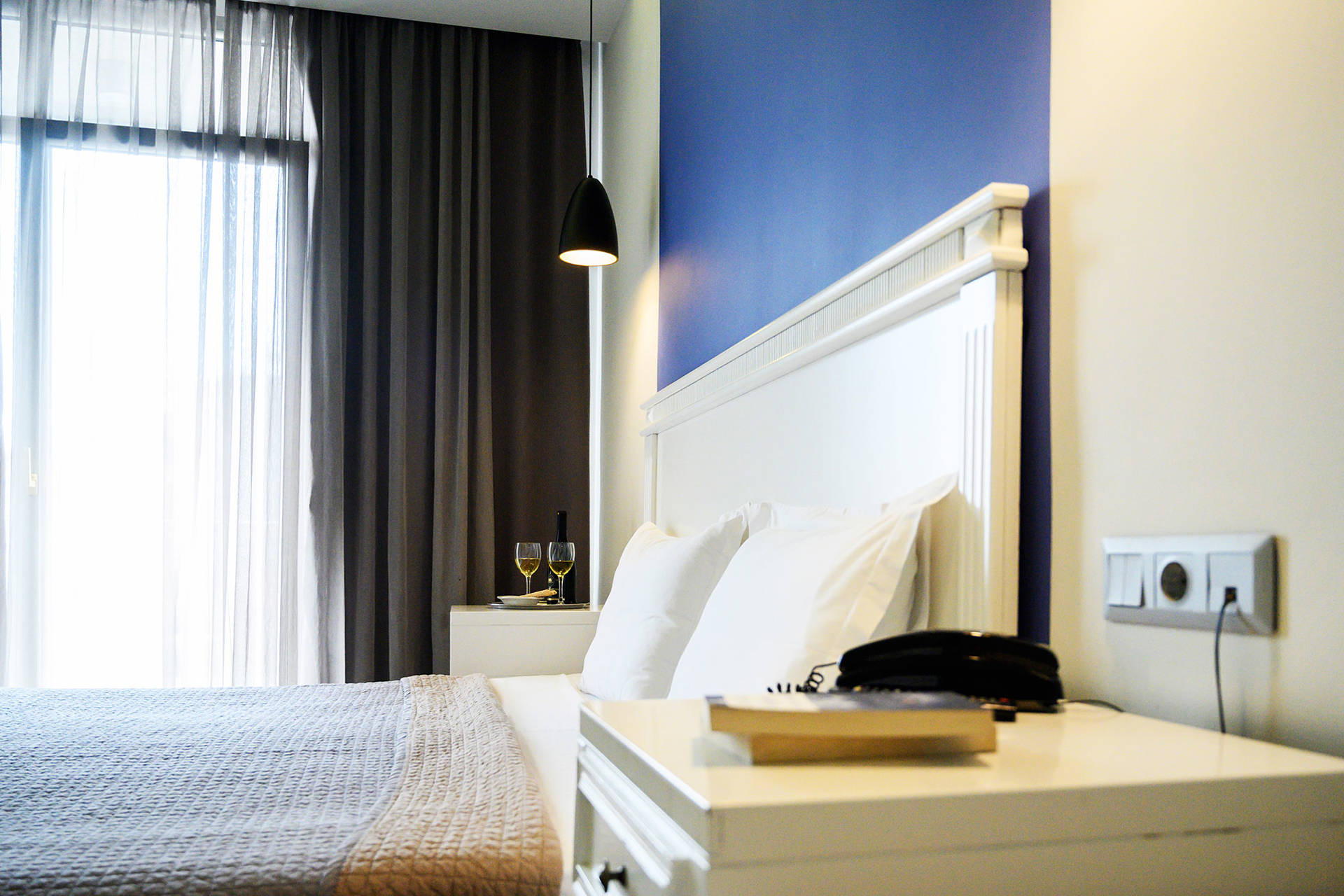 
El Greco Hotel Thessaloniki Triple Room twin bed and bedside tables